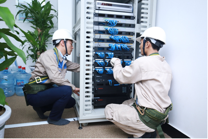 Nhân viên kĩ thuật Phúc Bình tiến hành thi công điện nhẹ đúng kĩ thuật